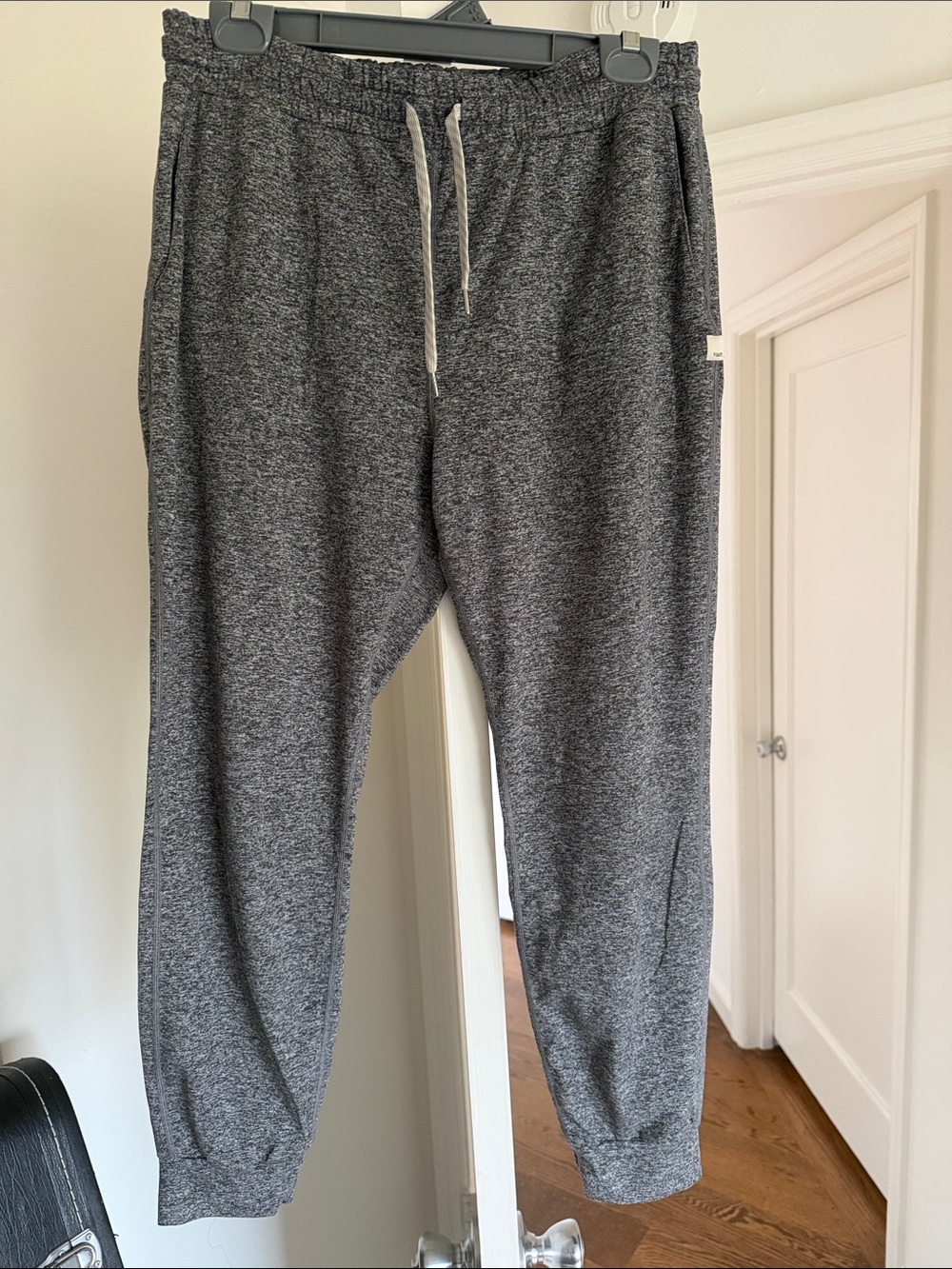 Vuori women’s Knit Joggers NWOT - MED